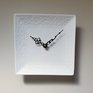 Horloge murale carrée blanche de 20 cm 8 po., petite horloge en assiette de porcelaine, horloge cottage chic 3288 image 6