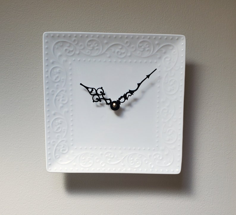 Horloge murale carrée blanche de 20 cm 8 po., petite horloge en assiette de porcelaine, horloge cottage chic 3288 image 6