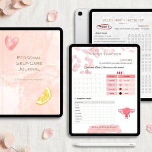 Peut inclure: Tablettes numériques affichant un journal de soins personnels et un suivi des règles. Le journal présente un design aquarelle rose avec un quartier de citron et le texte "PERSONAL SELF-CARE JOURNAL". Le suivi des règles comprend un calendrier et un suivi des symptômes.