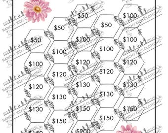 Può includere: Un grafico di sfida al risparmio in bianco e nero con un motivo a nido d'ape. Il grafico include importi da 50€ a 200€, decorazioni floreali e il testo "$3000 Bi-Weekly Saving Challenge".