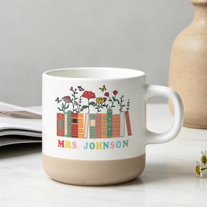 Anpassad namngiven bokälskare kaffemugg, personlig blommig böcker keramikmugg, tack lärarpresent, boklig mugg, läsningskaffekopp, bokmalspresent