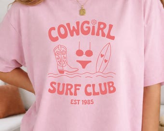 Koszulka kowbojka surfingowa | Koszulka kowbojka w stylu nadmorskim | Koszulka kowbojka surf club | Koszulka z grafiką w stylu western beach | Urocza letnia koszulka