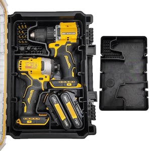 Pode incluir: Uma mala de transporte de plástico preto contendo uma furadeira e parafusadeira de impacto sem escovas de 20V amarela e preta, duas baterias de íon de lítio de 20V e várias brocas. Uma bandeja preta tem as etiquetas DRILL, IMPACT e TIDYTOOL.