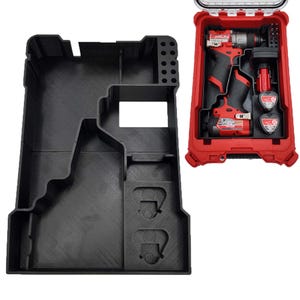 Può includere: Organizzatore di utensili nero stampato in 3D con più scomparti e una valigetta rossa contenente un trapano, un avvitatore a impulsi e batterie. L'organizzatore è progettato per contenere utensili e accessori.