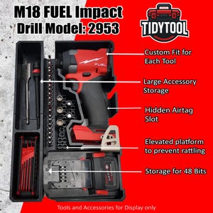Op de afbeelding: Zwarte opbergkoffer met een rood-zwarte M18 FUEL slagschroefmachine, model 2953, en accessoires. Kenmerken zijn een aangepaste pasvorm, grote accessoireopslag, een verborgen Airtag-sleuf en opslag voor 48 bits.