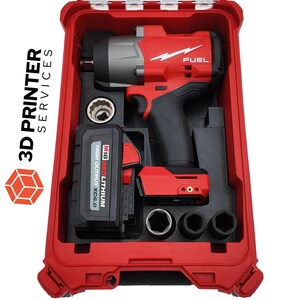 Könnte beinhalten: Ein roter Milwaukee Fuel Akku-Schlagschrauber mit einem schwarzen M18 Redlithium High Output XC6.0 Akku, untergebracht in einem roten Kunststoffkoffer mit schwarzer Schaumstoffeinlage und vier Metall-Steckschlüsseln. Text: 3D PRINTER SERVICES.