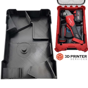Könnte beinhalten: Ein schwarzer, 3D-gedruckter Werkzeug-Organizer-Einsatz aus Kunststoff mit individuellen Fächern, neben einem roten Milwaukee Packout-Koffer mit einem roten und schwarzen Akku-Winkelschleifer samt Akku und Seitengriff sowie dem 3D Printer Services Logo.