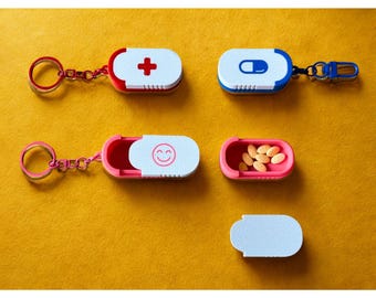 Mini pillendoosje voor onderweg met sleutelring (zilver), medicijndoosje, persoonlijke pillenhouder, medicatie-organizer, 3D-geprint