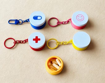 Mini pillbox for on the go with key ring (silver) and screw-on lid, medicine box, personal pill container