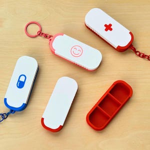 Pillenbox für unterwegs mit Schlüsselanhänger (silber), Medikamentendose, persönlicher Pillenbehälter, Medikamentenorganizer, 3D Druck