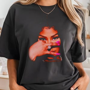 Camiseta gráfica de Nicki Minaj, camiseta de hip-hop de moda, camiseta unisex de cultura pop, ropa urbana retro, mangas largas y sudaderas disponibles.