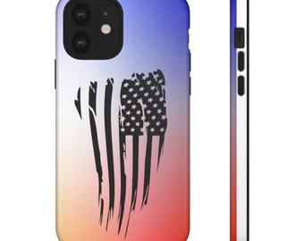 Può includere: Una custodia per telefono con un design a bandiera americana invecchiata. La custodia presenta uno sfondo sfumato di blu, arancione e rosso. La grafica della bandiera è in bianco e nero, con un'estetica vintage usurata.