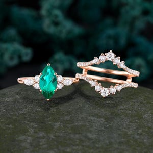 Conjunto nupcial de compromiso con esmeralda sintética talla marquesa, alianza de boda realzadora de oro rosa con moissanita para aniversario, anillo apilable curvo con diseño de chevrón de diamantes.