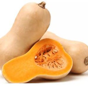 Peut inclure: Trois courges butternut, dont une coupée pour révéler la chair et les graines orange vif. Les courges entières ont une peau beige clair et une forme bulbeuse, avec une extrémité plus petite et arrondie. La courge coupée montre la texture intérieure.