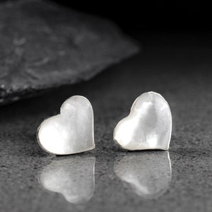 Heart Shape Earrings with Mother Of Pearl Gem Iridescent Stud Dainty Earrings Trendy Romantic Jewelry Wedding Bridesmaid Proposal zdjęcie 9