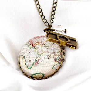 Grabado personalizado Mapa del mundo Globo Colgante Collar de estilo vintage Países trotamundos Encanto Regalo de mudanza de larga distancia Pasión por los viajes imagen 1