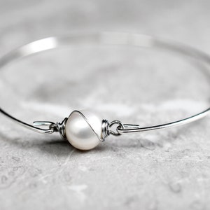 Brazalete de perlas envuelto en alambre de agua dulce real pulsera informal minimalista elegante y delicada de plata propuesta de boda de novia joyería marítima imagen 1