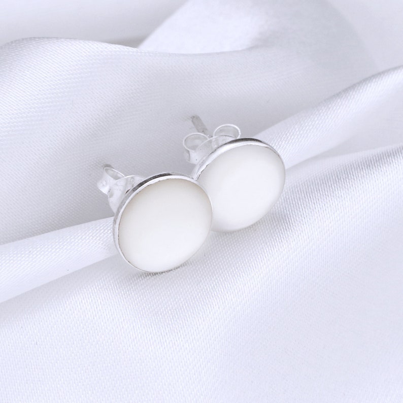 Mother of Pearl Disc Studs Custom Engraving 925 Sterling Silver Shell Tiny Earrings Minimalistic Wedding Bridal Maritime Jewelry zdjęcie 9