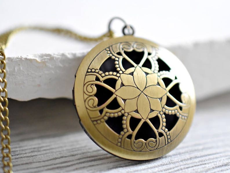 Casablanca Photo Locket Necklace VIK-105