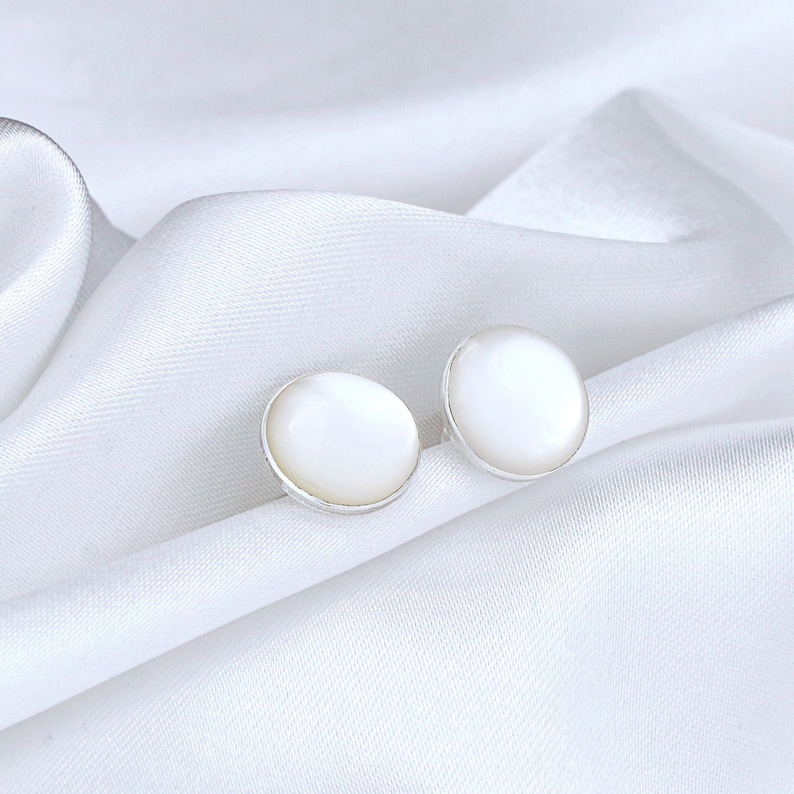 Mother of Pearl Disc Studs Custom Engraving 925 Sterling Silver Shell Tiny Earrings Minimalistic Wedding Bridal Maritime Jewelry zdjęcie 8