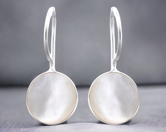 Boucles d'oreilles en nacre - petits bijoux minimalistes de luxe blancs en argent sterling 925 délicats - clous d'oreilles féminins pour mariage demoiselle d'honneur