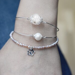 Brazalete de perlas envuelto en alambre de agua dulce real pulsera informal minimalista elegante y delicada de plata propuesta de boda de novia joyería marítima imagen 3