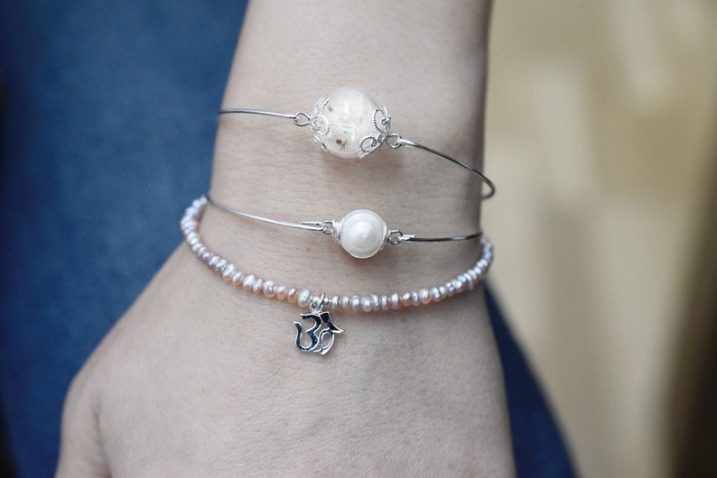 Brazalete de perlas envuelto en alambre de agua dulce real pulsera informal minimalista elegante y delicada de plata propuesta de boda de novia joyería marítima imagen 3