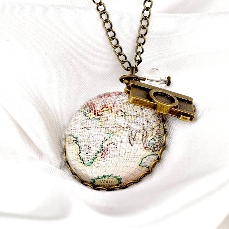 Grabado personalizado Mapa del mundo Globo Colgante Collar de estilo vintage Países trotamundos Encanto Regalo de mudanza de larga distancia Pasión por los viajes imagen 1