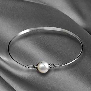 Bracelet jonc de vraies perles d'eau douce enveloppées de fil métallique Bracelet décontracté minimaliste élégant et élégant en argent Proposition de mariage pour mariée Bijoux maritimes image 2