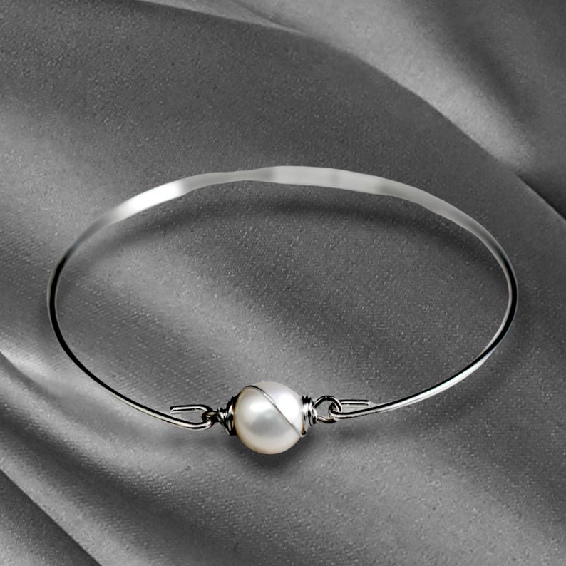Bracelet jonc de vraies perles d'eau douce enveloppées de fil métallique Bracelet décontracté minimaliste élégant et élégant en argent Proposition de mariage pour mariée Bijoux maritimes image 2