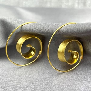 Pendientes espirales de oro aro martillado 925 oro de ley joyería moderna de mediados de siglo pendientes gruesos de remolino colgantes regalo de graduación imagen 2