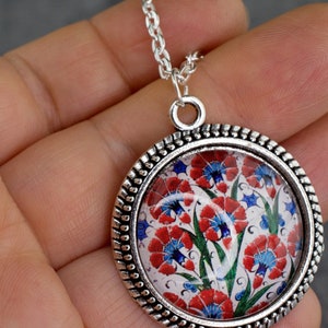 Pendentif en verre à motif ottoman d'Iznik, carreaux turcs Bijoux de musée pour proposition florale de tulipe orientale du milieu du siècle plaqué argent Collier long image 3