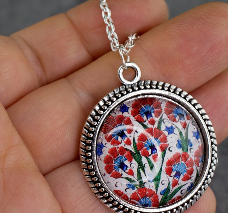 Pendentif en verre à motif ottoman d'Iznik, carreaux turcs Bijoux de musée pour proposition florale de tulipe orientale du milieu du siècle plaqué argent Collier long image 3