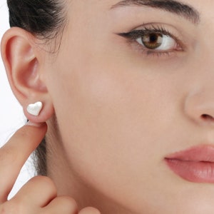 Heart Shape Earrings with Mother Of Pearl Gem Iridescent Stud Dainty Earrings Trendy Romantic Jewelry Wedding Bridesmaid Proposal zdjęcie 2