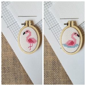 Peut inclure: Deux petits cerceaux de broderie en bois ronds avec des motifs de flamants roses en point de croix. Un flamant rose se tient sur une seule patte, l'autre flotte dans l'eau.