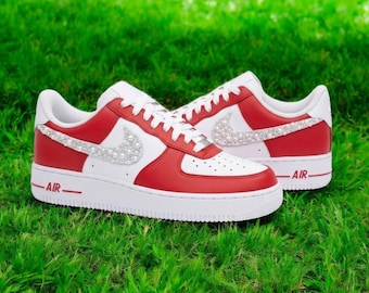 Zapatillas Air Force 1 personalizadas blancas y rojas perladas, inspiradas en el logo Swoosh perlado, zapatillas AF1 perladas personalizadas, envío gratis.