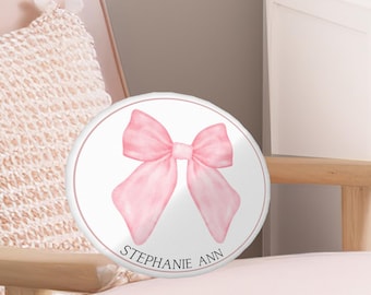 Almohada de lazo personalizada: Regalo de anuncio de bebé en color rosa coqueto