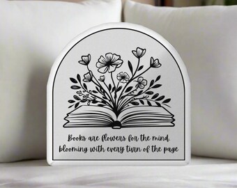 Almohada con libros y flores: Almohada decorativa para amantes de los libros