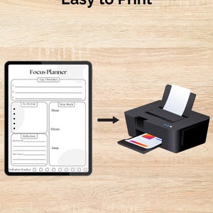 K&ouml;nnte beinhalten: Ein druckbarer Fokusplaner mit Abschnitten f&uuml;r Top-Priorit&auml;ten, To-Do-Liste, Zeitbl&ouml;cke, Reflexion und einen Hydratations-Tracker. Der Planer wird neben einem Drucker gezeigt, was darauf hinweist, dass er einfach zu drucken ist.