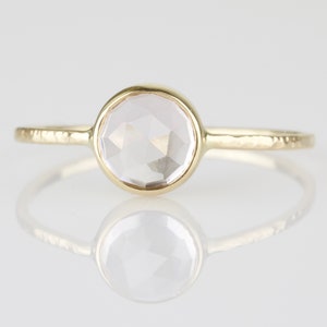 Anillo de oro macizo de 14k con cuarzo rosa - Anillo apilable con gema rosa pálido - Anillo de oro martillado con cuarzo talla rosa de 6 mm - Oro blanco, amarillo o rosa