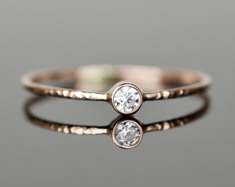 Delikat naturlig vit diamantstapelring - Massivt 14k guld - Hamrat roséguld, vitguld eller gult guld - Liten nätt stapelring