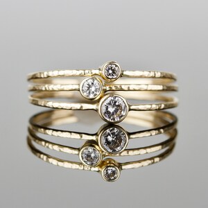Tres anillos de diamantes naturales / Anillos apilables de diamantes en oro macizo de 14k / Oro blanco, rosa o amarillo / Anillos martillados / Delicados anillos de diamantes