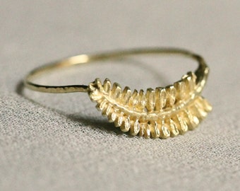 Ormbunksring i massivt 14k guld | Ormbunksbladsring | Handskuren | Botaniska smycken | Grönt guld | Gult guld