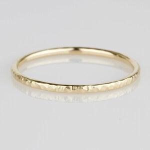 Dunne twijg massief gouden trouwring | Textuur boomschors | MASSIEF 14 kt of 18 kt goud | Wit of geel of rosé- of groengoud | Gouden ring van 1,3 mm