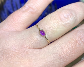 Naturlig oval ametistring | Massiv 14k guldring med födelsesten i februari | Delikat, nätt ametistring | Ring i vitgult eller roséguld