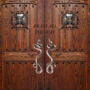 Pu&ograve; includere: Un paio di maniglie per porte in ottone ornate a forma di serpente, montate su una doppia porta in legno. Le porte sono di colore marrone scuro con dettagli in metallo nero e il testo "BRASS ALL THE WAY" &egrave; visibile sulla porta.