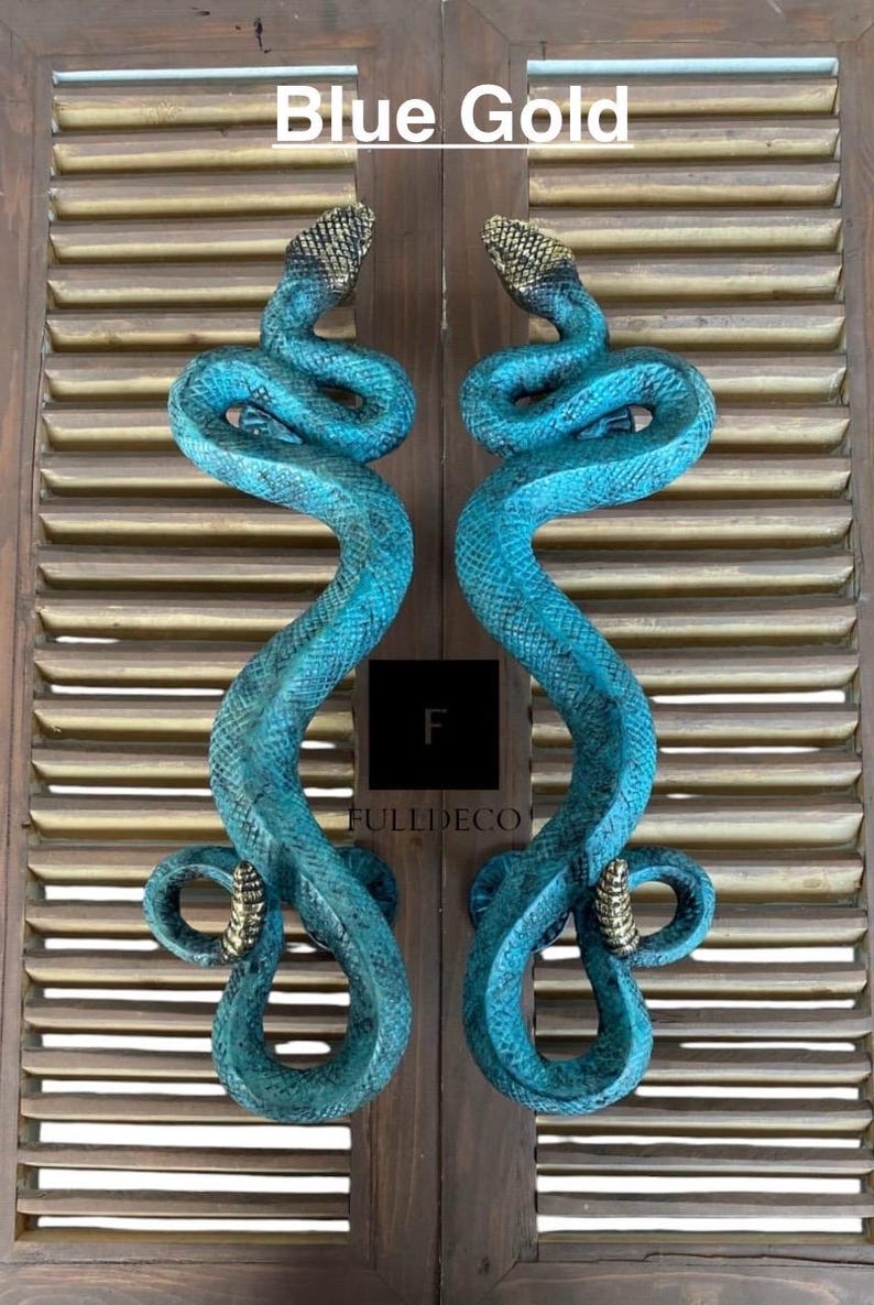 Pu&ograve; includere: Un paio di maniglie per porte a forma di serpente blu e oro. Le maniglie sono in metallo e presentano un design di serpente realistico. I serpenti sono arrotolati in modo da sembrare pronti a colpire. Le maniglie sono un'aggiunta unica ed elegante a qualsiasi casa.