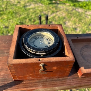 Sann vintage från havet — Liten oljekompass (okänd tillverkare)