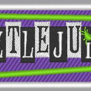 Może przedstawiać: Haftowana naszywka z napisem "BEETLEJUICE" w czarnych i białych literach blokowych na fioletowym tle z ukośnymi paskami. Obecna jest również zielona ramka i zielona grafika z robakiem. Tekst "JR." znajduje się w prawym dolnym rogu.