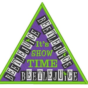 Może przedstawiać: Trójkątna naszywka z zieloną obwódką i fioletowym wnętrzem. Słowa "BEETLEJUICE" są ułożone na krawędziach, z "It's SHOW TIME" pośrodku. Zielone akcenty obejmują małą grafikę robaka.